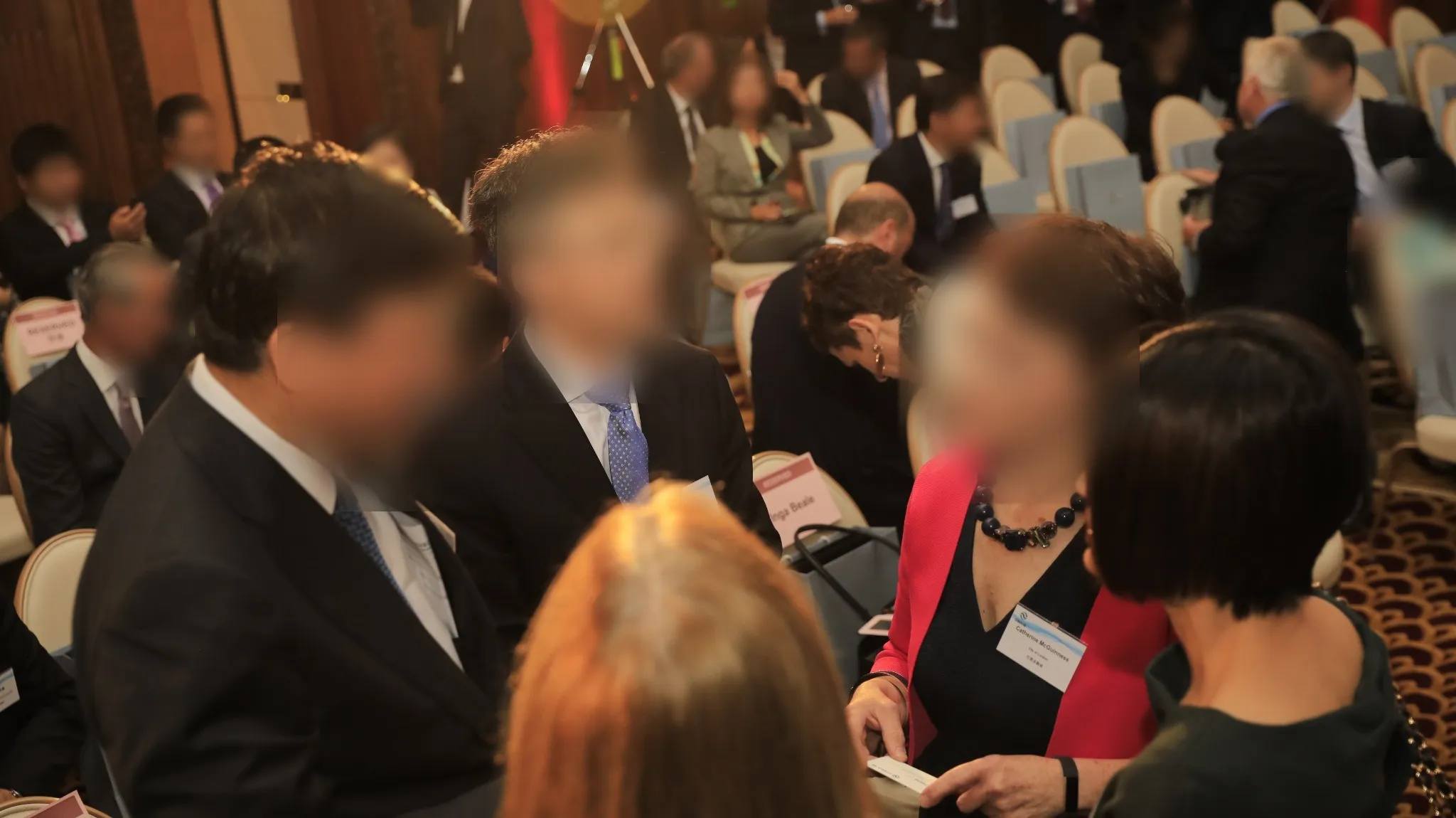 Chinese and British delegates in conversation during the forum