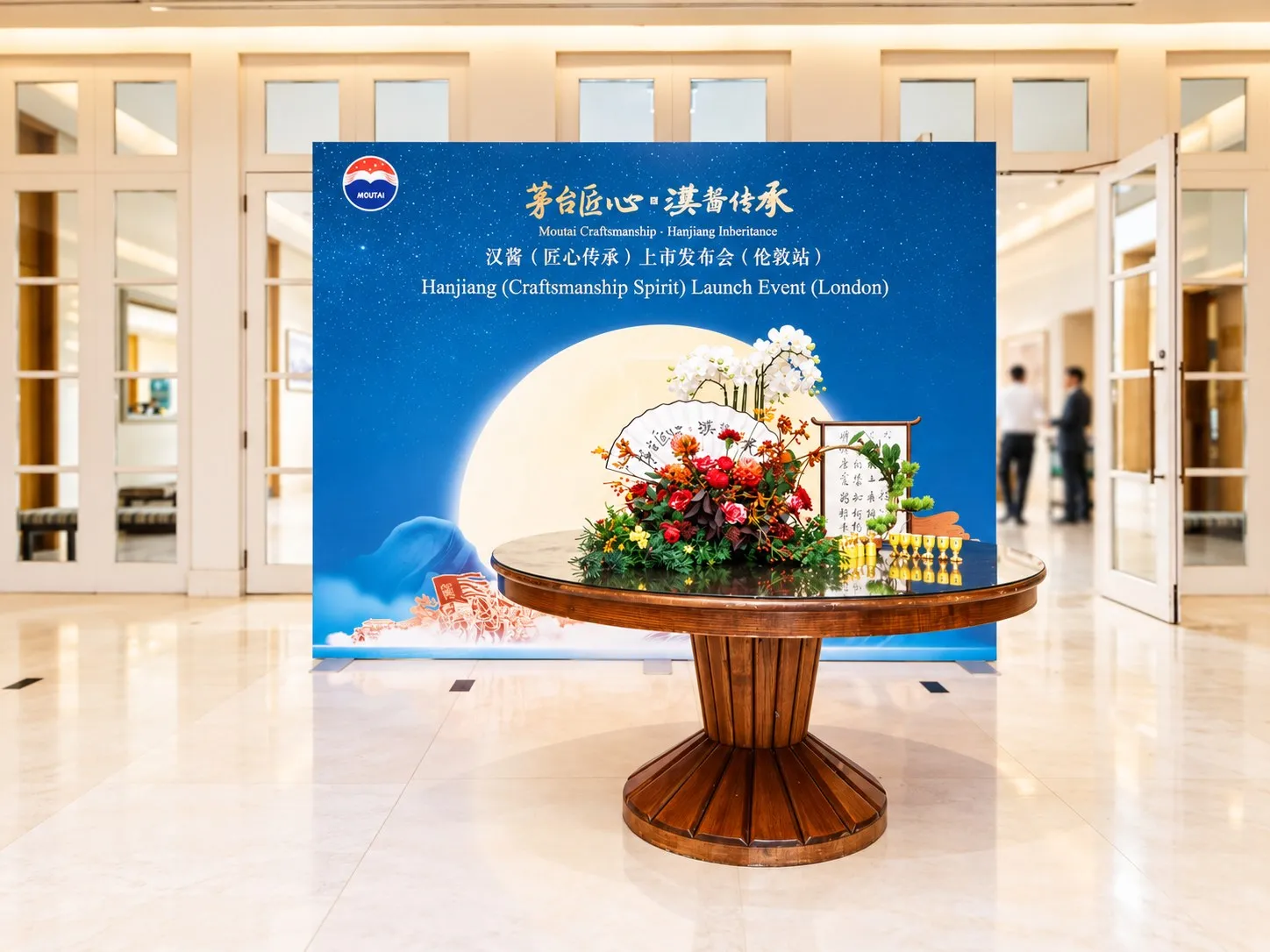 The welcome installation: a moonlit Hanjiang backdrop behind a round table of flowers